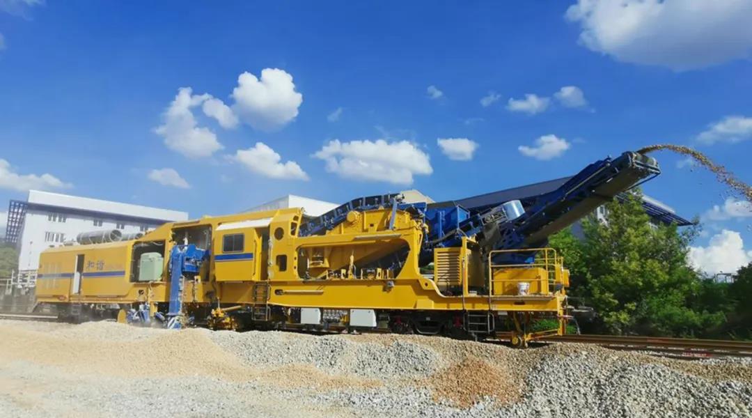 SQS-300K隧道桥梁清筛车作业现场（孟笑宇 摄）.jpg
