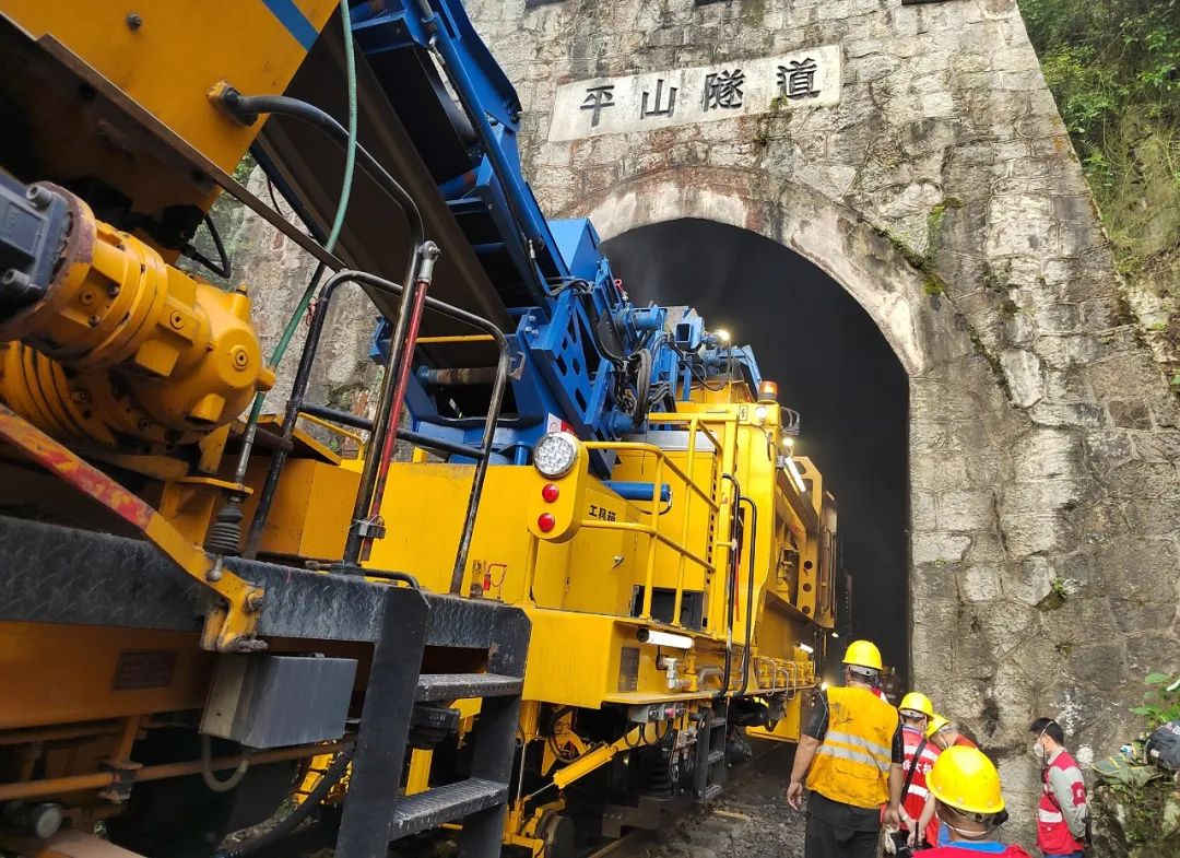 SQS-300k隧道桥梁清筛车进入平山隧道（倪忠伟摄）.jpg