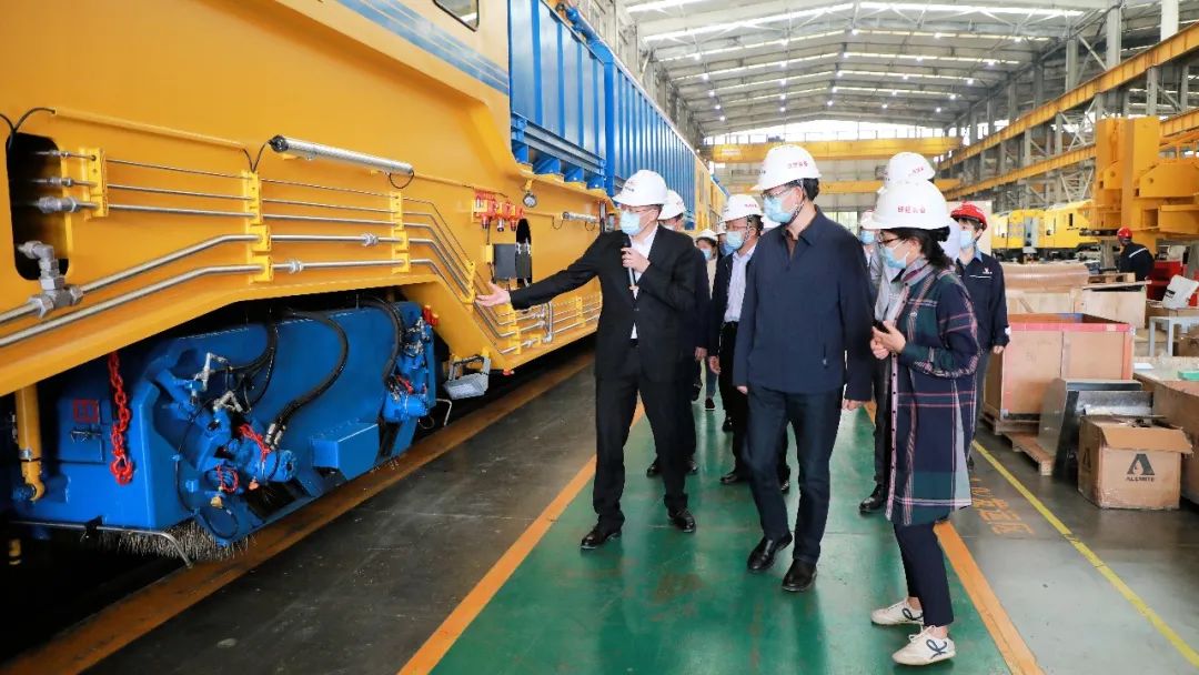 昆明市常务副市长夏俊松一行参观铁建装备生产现场（孟笑宇 摄）.jpg